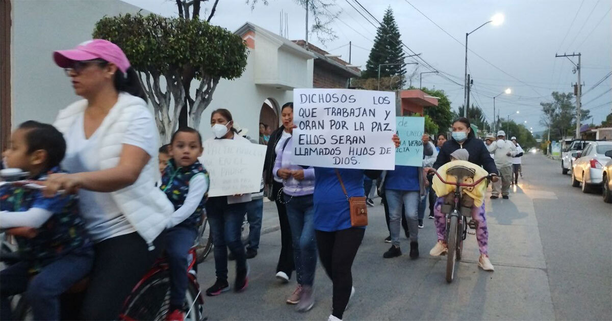 Marchan por la paz en Valtierrilla; llaman a no cambiar al Obispo de Irapuato, Enrique Díaz