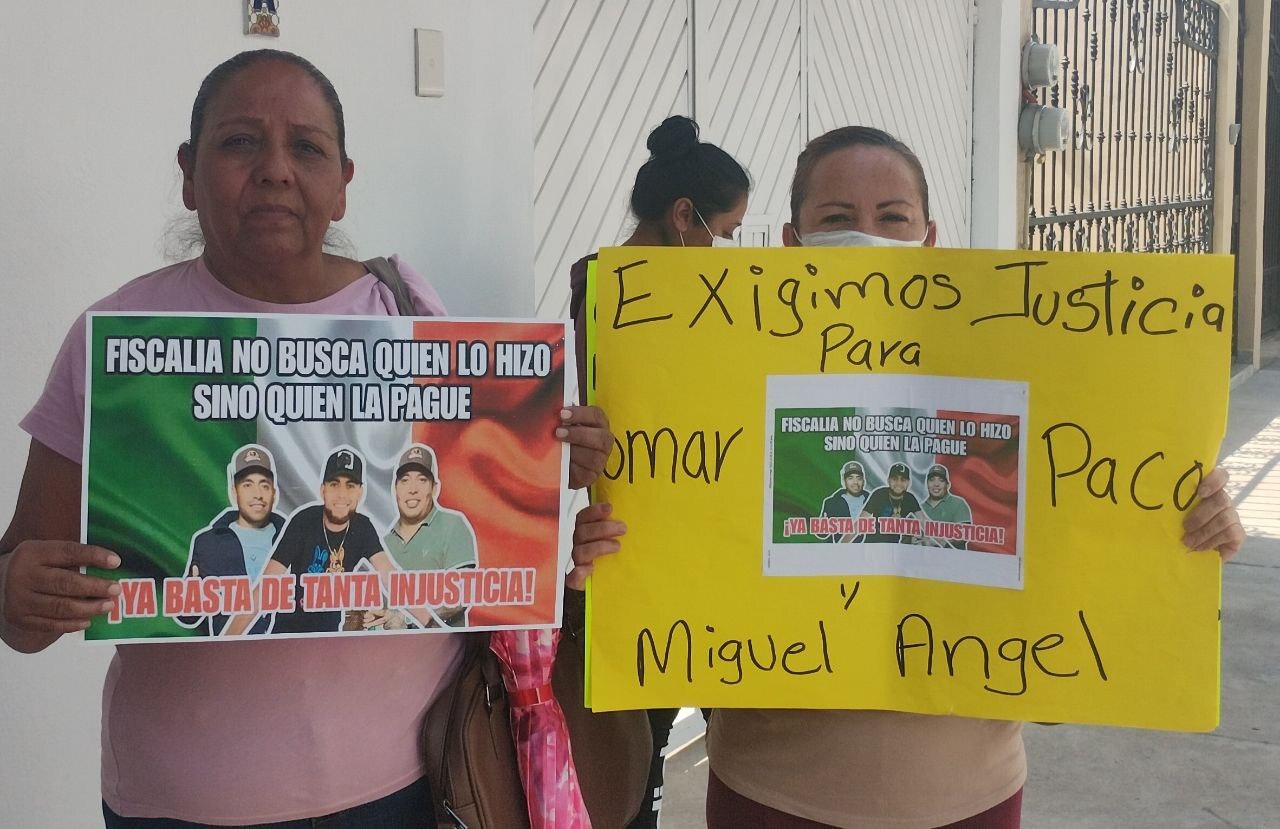 Familiares de Francisco, Omar y Miguel suplican apoyo a AMLO; acusan que los inculparon de homicidio