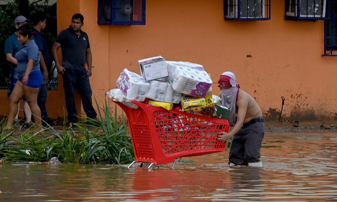 Rapiñan y saquean negocios de Acapulco tras paso del Huracán Otis (video) 