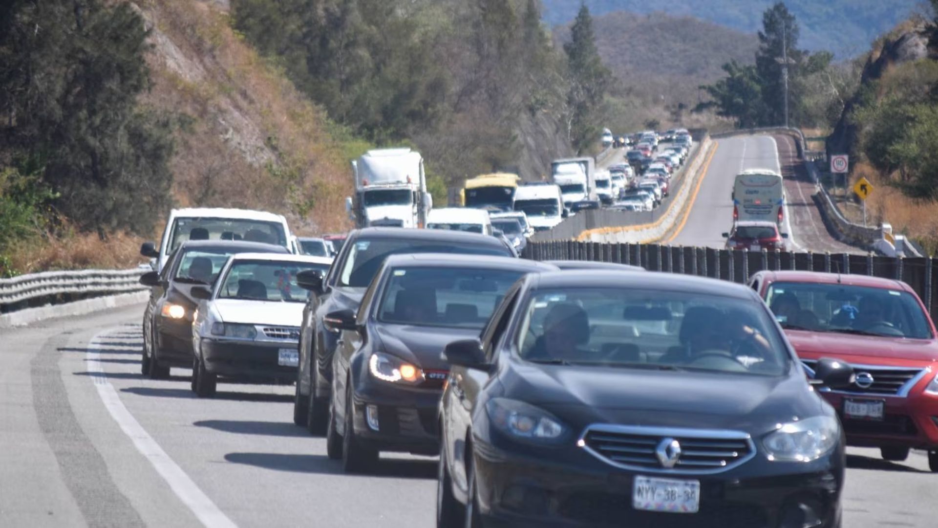 Autopista del Sol reabre su circulación pese a desbordamiento en Acapulco