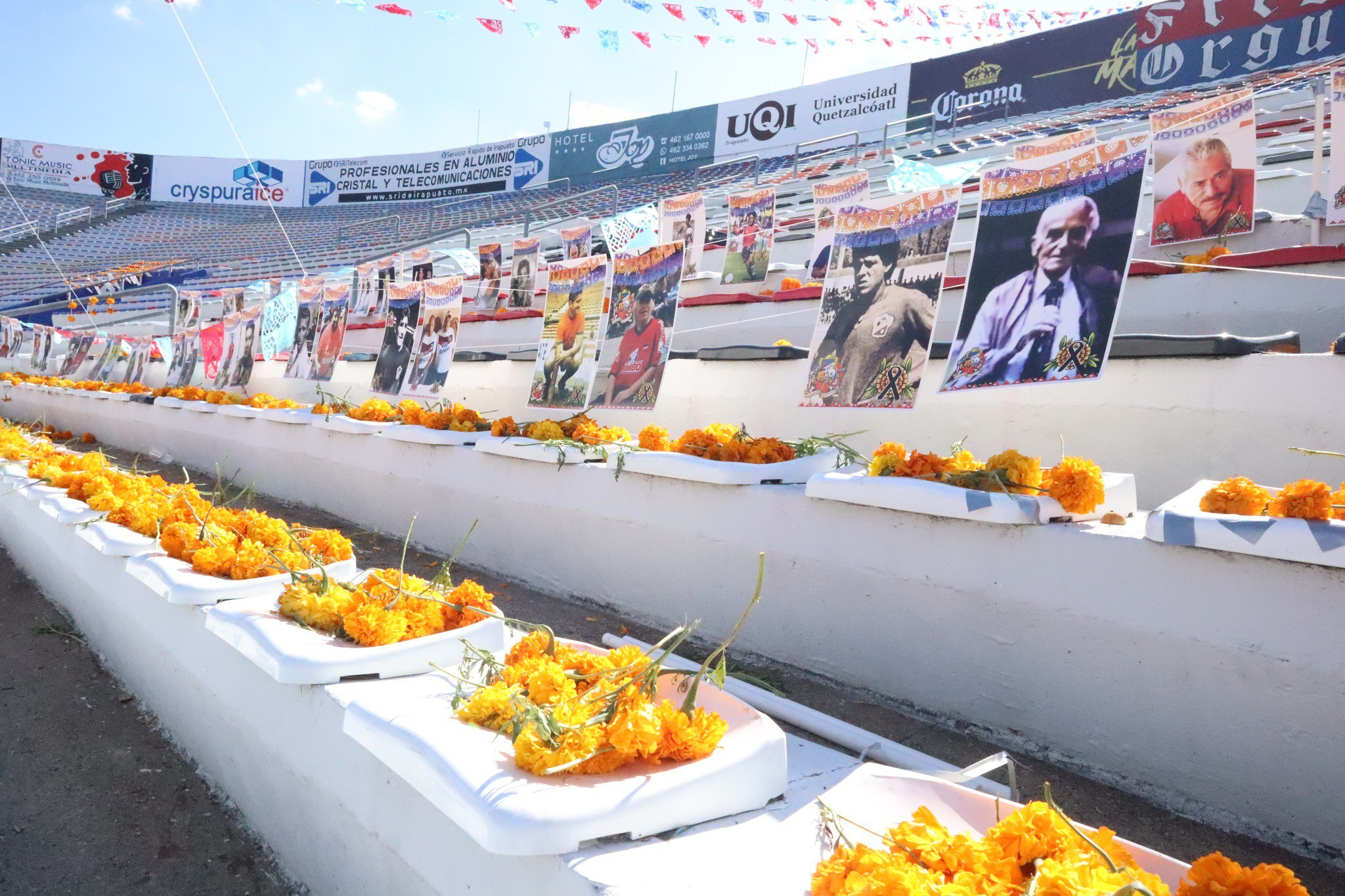 Colocan altar de Día de Muertos en el estadio Sergio León como homenaje a miembros de la ‘Trinca’ 