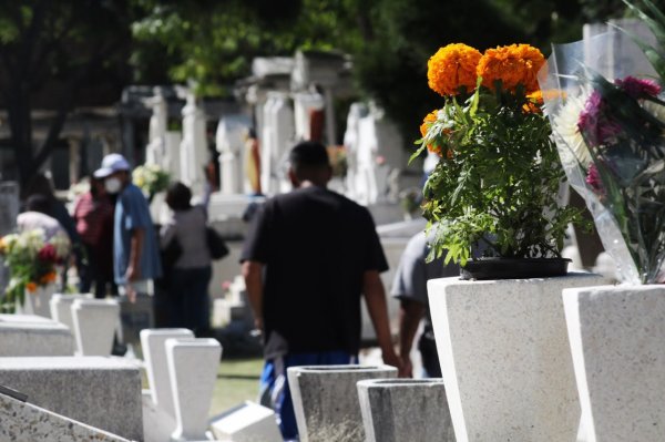 Panteones de Celaya se preparan para recibir 100 mil personas durante la celebración de Día de Muertos