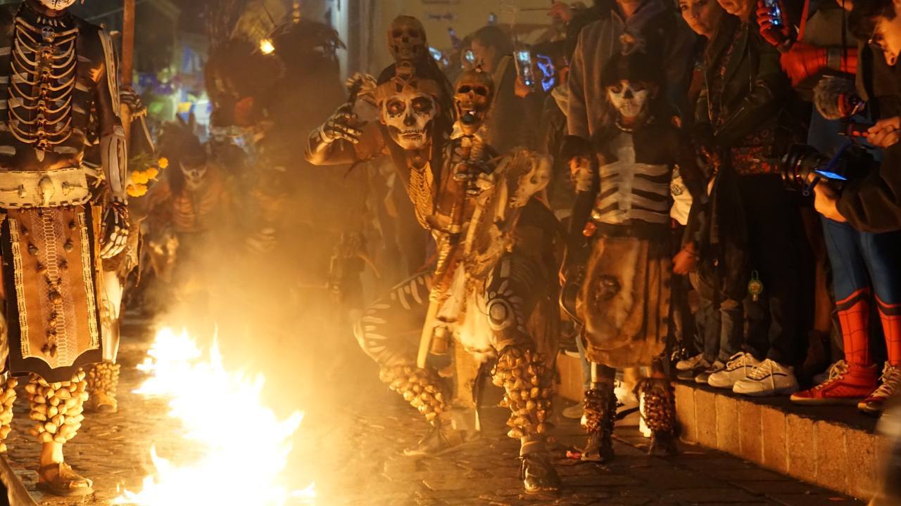 Fuego, color y tradición: cautivan desfiles de Día de Muertos en Guanajuato 