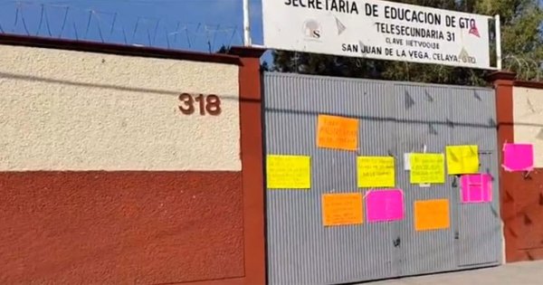 Tras denuncias y manifestaciones, destituyen a maestro acusado de acoso sexual en secundaria de Celaya 