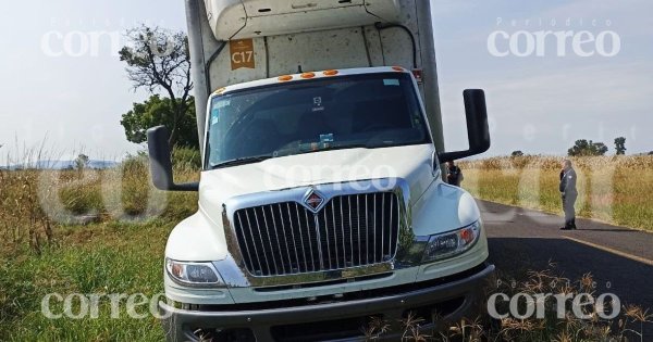 Privan de la libertad a chofer en autopista Salamanca-Morelia, lo roban y abandonan