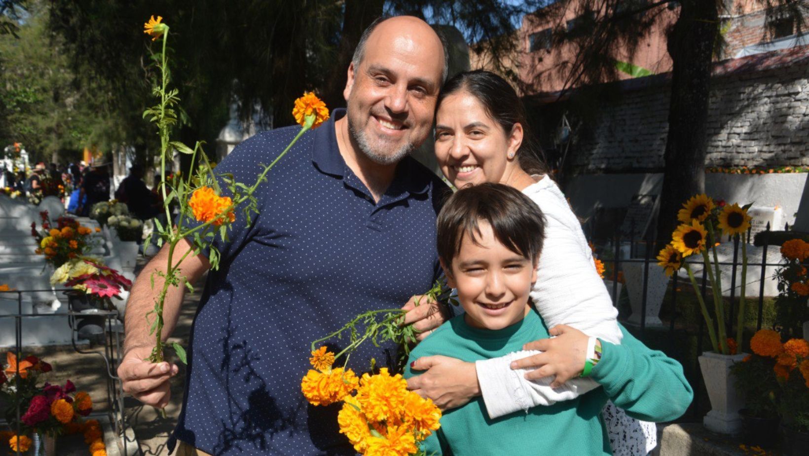 Familia honra la tradición mexicana y lleva flores a las tumbas olvidadas en el Panteón de San Miguel de Allende