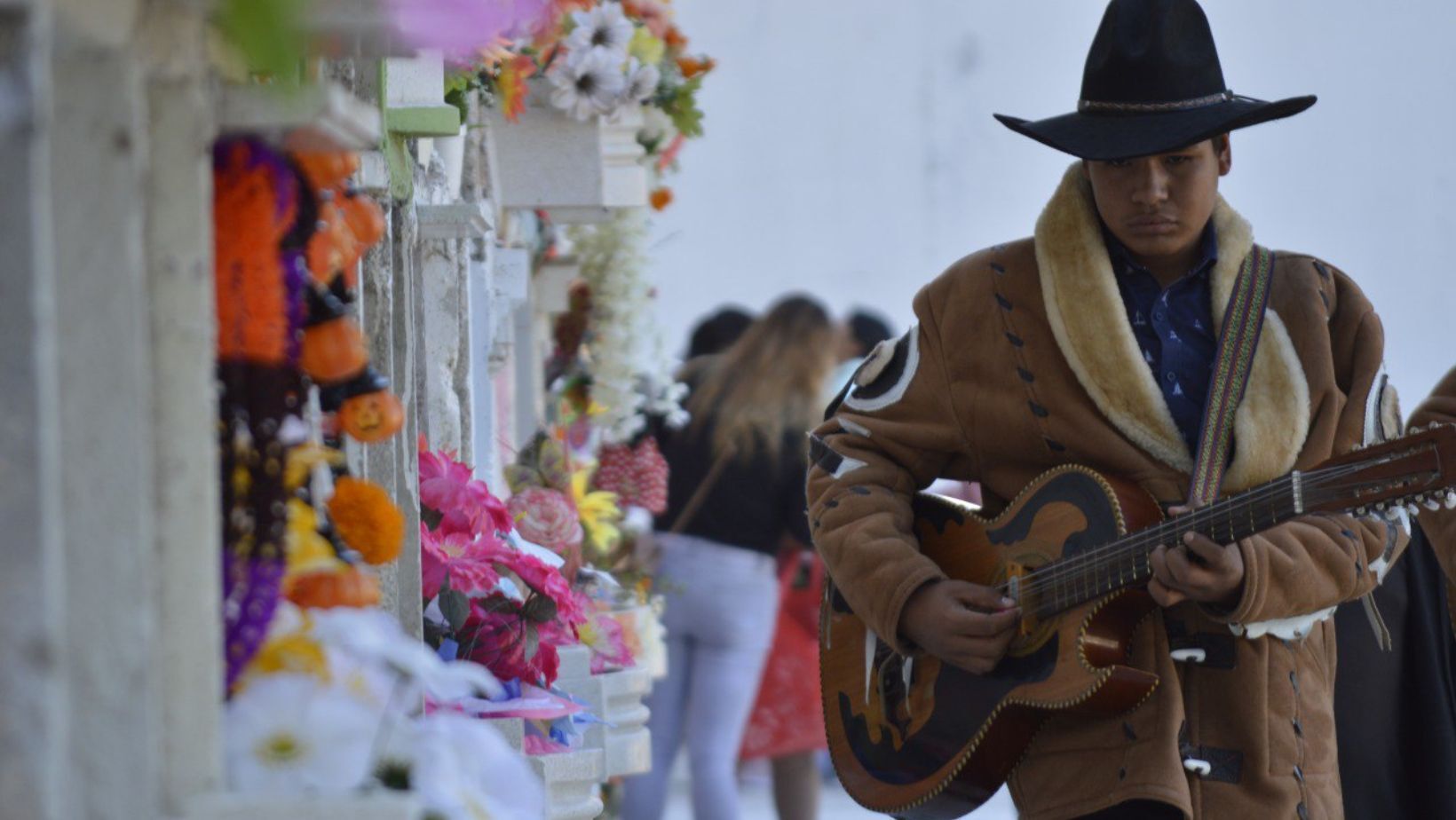 Conoce las historias conmovedoras de leoneses que visitan el Panteón San Nicolás en el Día de Muertos