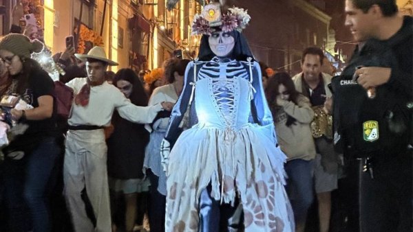 La muerte 'se pasea' por las calles de Guanajuato, concluyendo así los festejos de Día de los Muertos en la capital