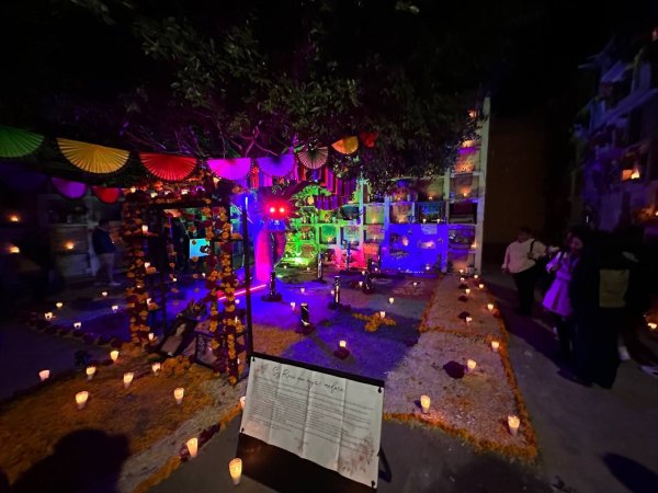 Día de Muertos en Guanajuato: flores, veladoras y memorias acompañan a familias en los panteones 