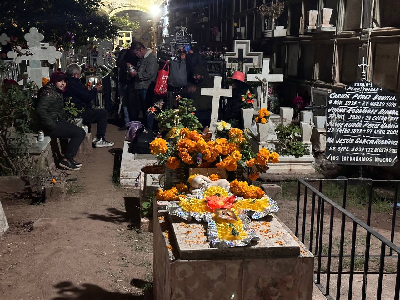 Entre recuerdos, ofrendas y tradiciones, familias de Guanajuato visitan el Panteón de Santa Paula