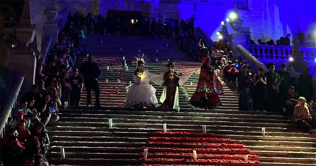 Critican en redes altar de las escalinatas de la Universidad de Guanajuato: ‘mejor no hubieran puesto nada’ 