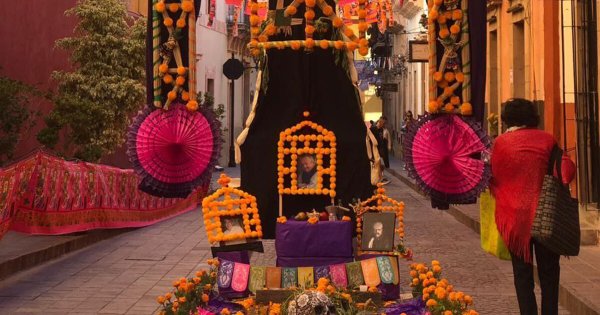 Altar de Muertos en la calle del Truco de Guanajuato rinde homenaje a personalidades de Guanajuato