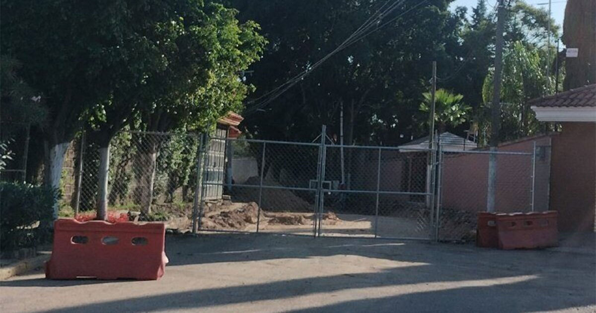 ‘Bloquean’ con reja en la Avenida Tulipanes en Irapuato; acusan afectaciones a negocios de la zona