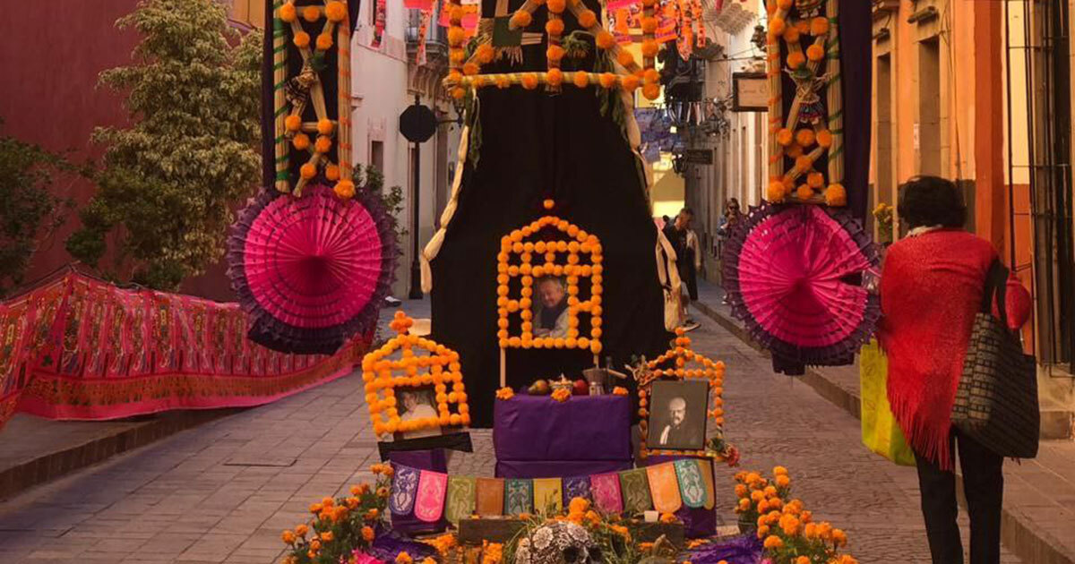 Altar de Muertos en la calle del Truco de Guanajuato rinde homenaje a personalidades de Guanajuato