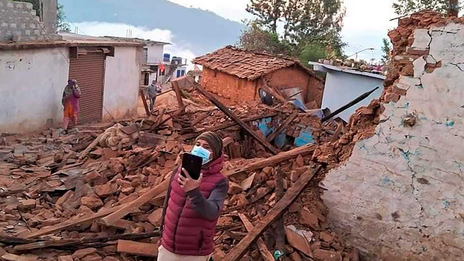 En Nepal un terremoto deja más de 157 muertos 