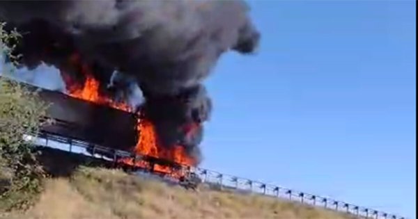 Bloquean paso en la carretera Salamanca Celaya ante incendio de tráiler