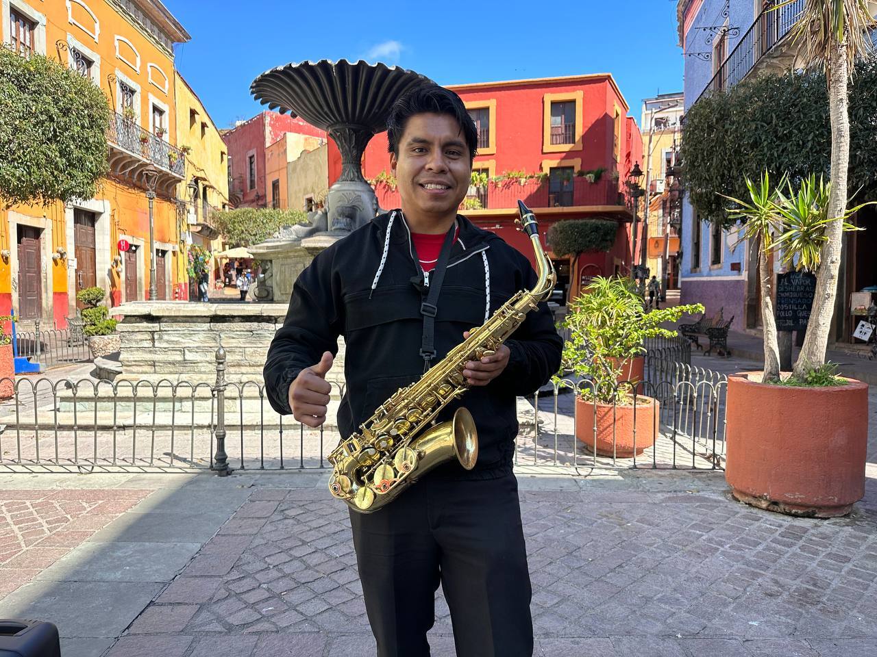 Al ritmo del saxofón, Heriberto Vega 'lleva el ritmo' a las calles de Guanajuato capital 