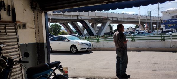 Jorge y Francisco temen perder clientes por la obras del puente de Constituyentes en Celaya  