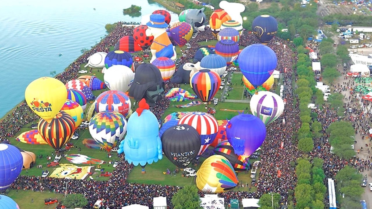 ¿A qué hora debo llegar al FIG si quiero ver el despegue de los globos?