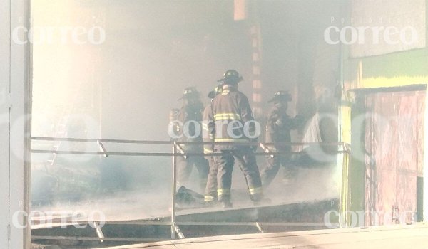 Incendio acaba con mueblería de Apaseo el Alto 