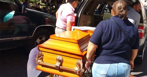 Funerarias de Celaya protestan afuera del Registro Civil contra impuesto de traslado de cuerpos