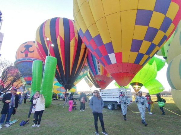 Festival del Globo 2023 despega sus primeros aerostáticos y llena León de colores