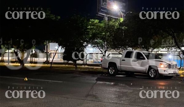 Unidad de Policía de León atropella a hombre; este ignoró puentes peatonales y se atravesó 