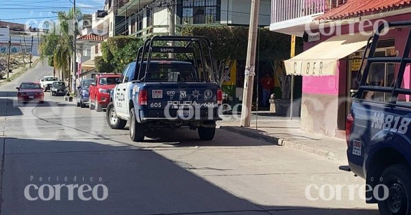 Hiere y roba a repartidores de carnicería en León; escapa porque patrulla que lo seguía chocó