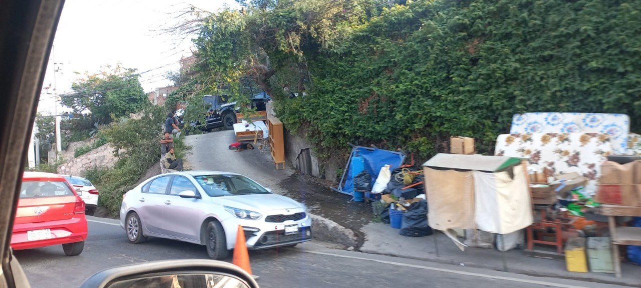 Dejan a doña Gloria ‘en la calle’ tras desalojo en San Miguel de Allende; descubren restos humanos en su casa 