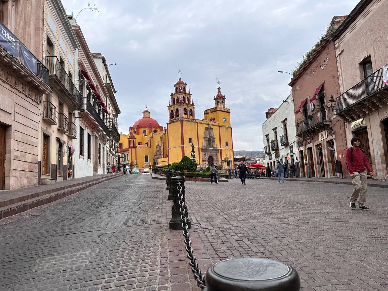 Entre cobijas y bebidas calientes, frío sorprende a habitantes de Guanajuato 