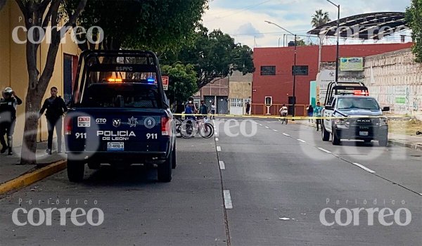 Balean a vendedor de flores en panteón de San Nicolás en León