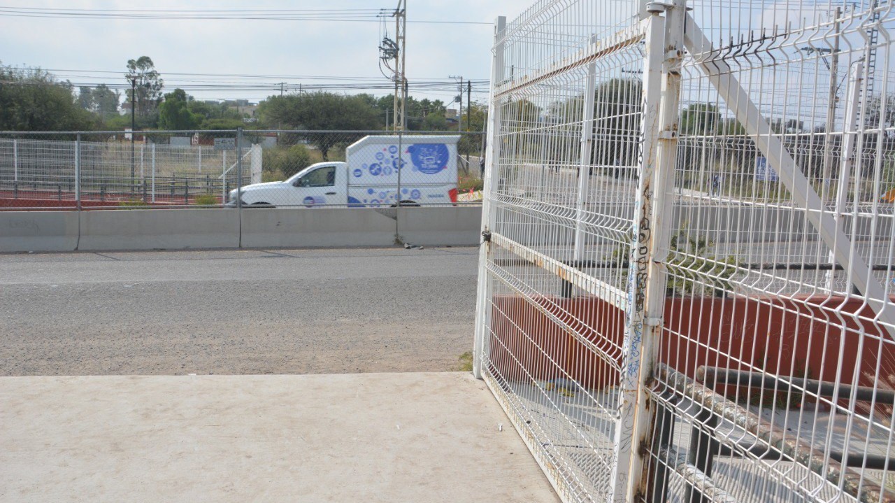 Dejan en el abandono puente subterráneo del CECyTE en San Miguel de Allende