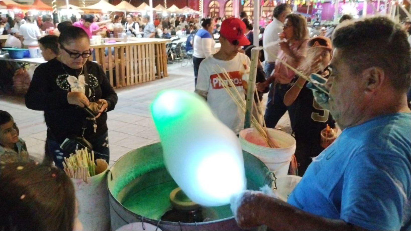 Don Marcos revoluciona algodones de azúcar con luces para todos los gustos en Salamanca