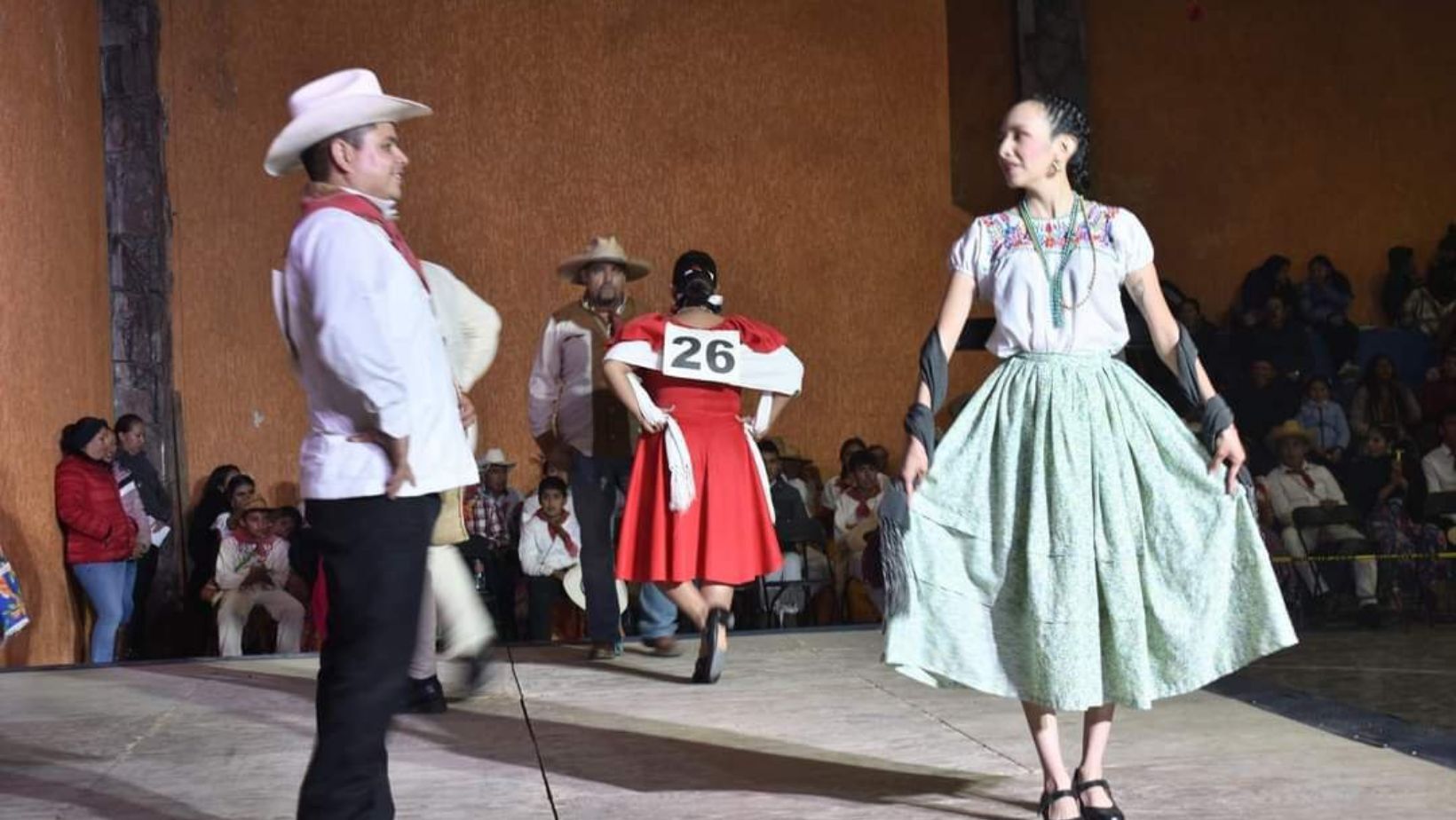 Baile y color en Atarjea: Concurso de Huapango Huasteco ilumina la noche