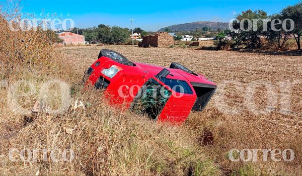 Hombre se salva tras volcar su camioneta en la carretera Valle de Santiago-Salamanca 