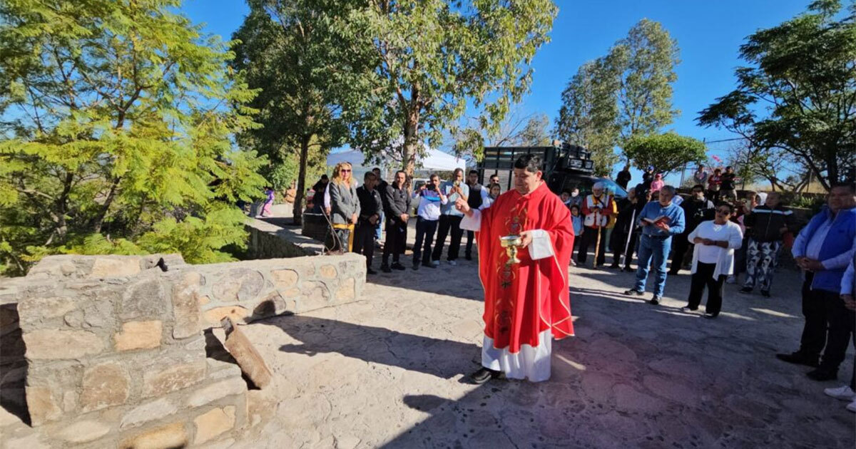 Así será la cruz monumental en la cima del Cerro de Los Remedios de Comonfort; colocan la primera piedra  