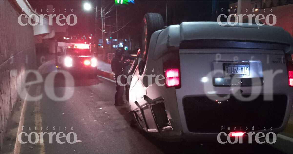 Vuelca capitalino en puente de Glorieta Santa Fe en Guanajuato; resulta ileso