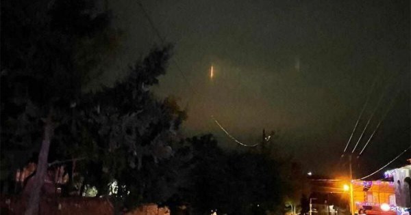 ¿Ovnis? Captan extraña luz y nubes rojas en el cielo en Guanajuato capital 