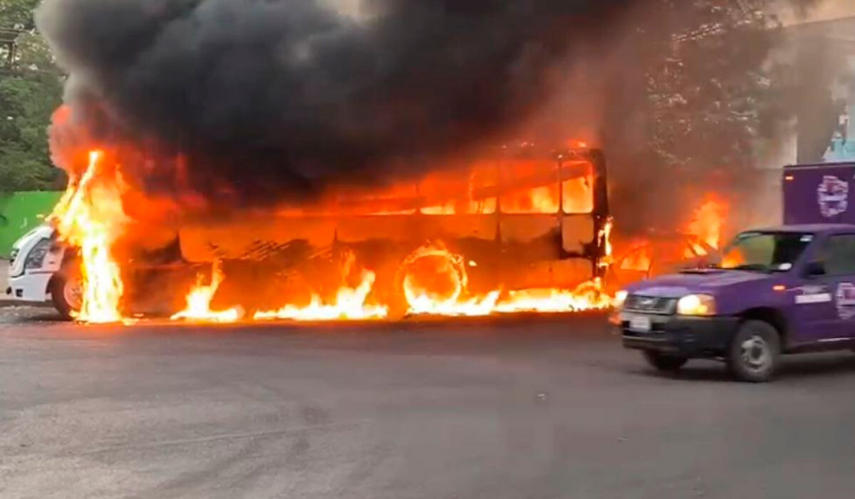 Auto y autobús de personal chocan y se incendian en la entrada de Cortazar