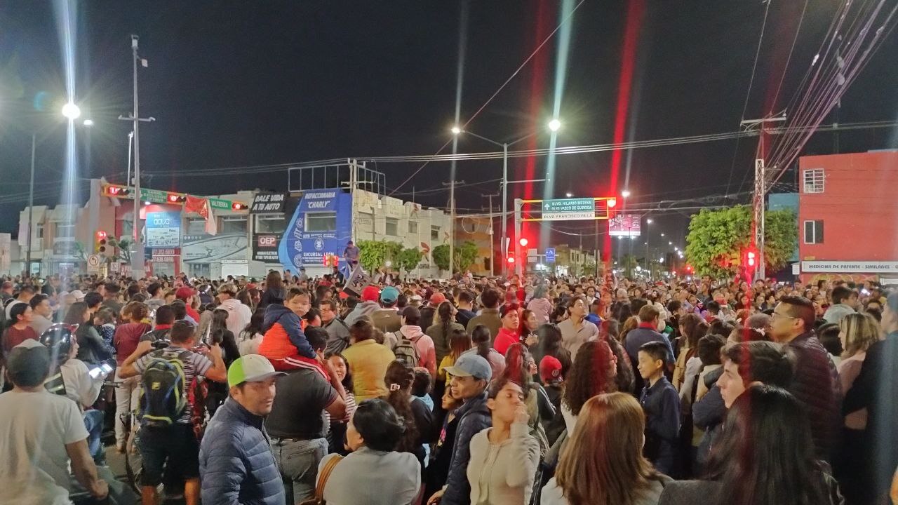 Entre una gran multitud, así se vive el paso de la caravana Coca Cola en León 