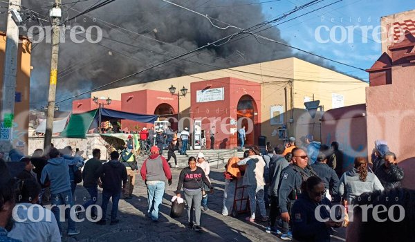 Terrible incendio en mercado de San Luis de la Paz obliga a evacuar escuelas de la zona