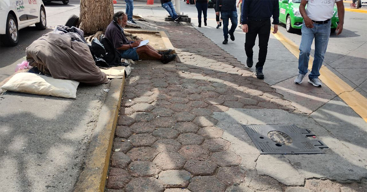 Entre el frío y el abandono, más de 100 indigentes llenan las calles de León   