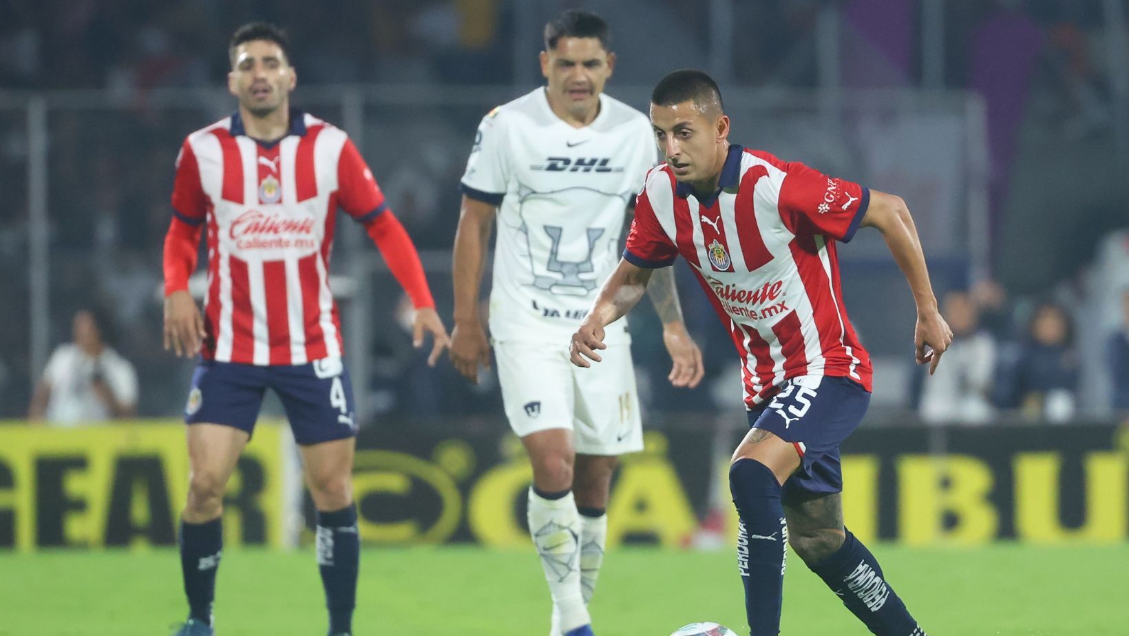 Pumas arrasa a Chivas 3-0 y se clasifica con autoridad a las semifinales de la Liga MX