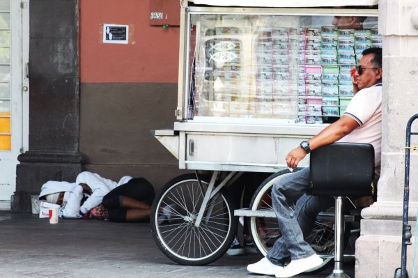 Crece el número de indigentes en Celaya, autoridades acercan invitación a refugio