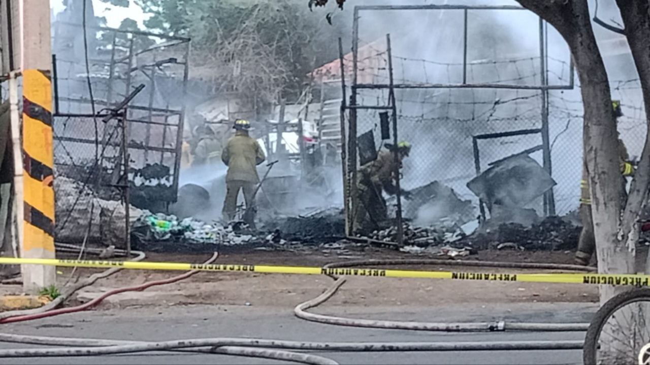 Incendio consume recicladora de Salamanca en avenida Morelos