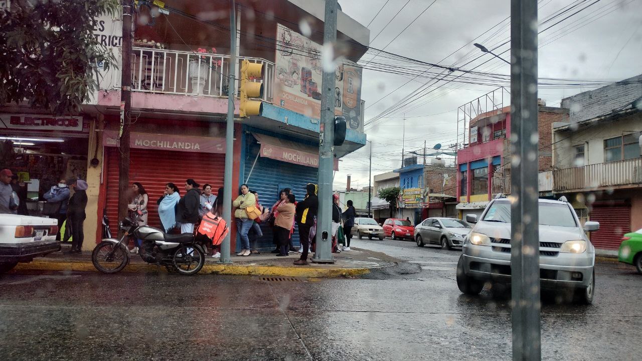 Bajo la lluvia, leoneses se forman para registrarse por la Pensión Bienestar  