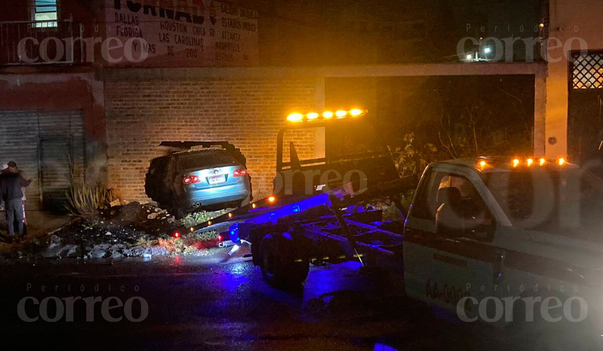 Carambola en Apaseo el Alto; trailer vuelca y carro termina atravesando pared 