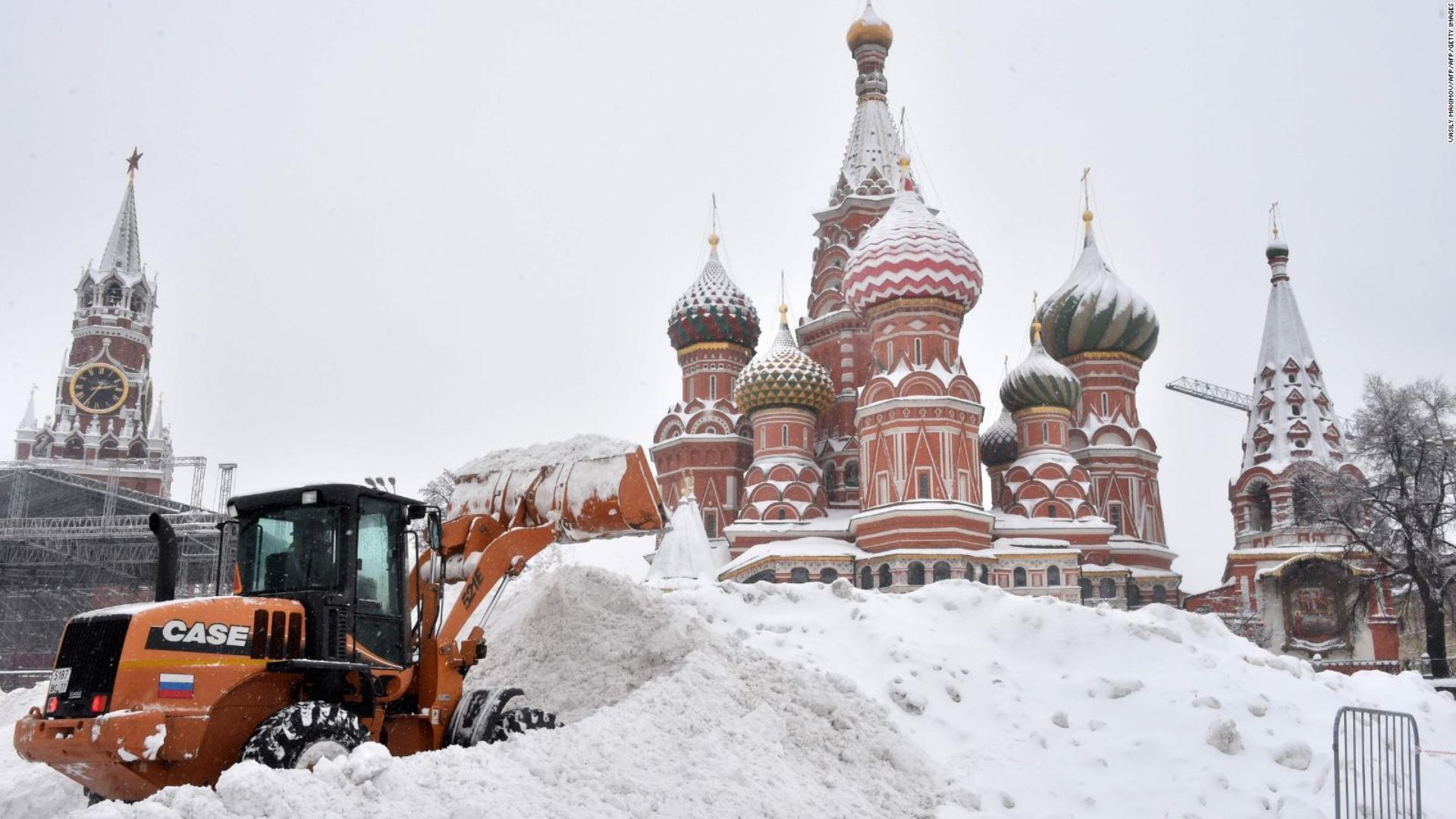 Rusia registra su mayor nevada en 150 años causando retrasos en vuelos 