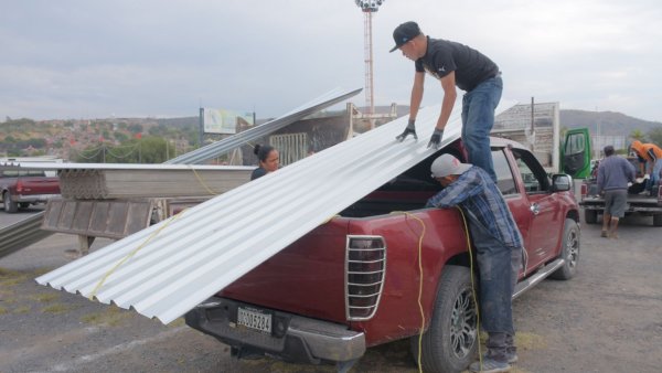 Chío Cervantes entrega material para construcción