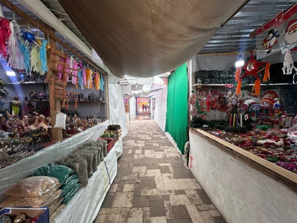 Frente a frente, compiten comerciantes en la Ex Estación por ventas navideñas en Guanajuato